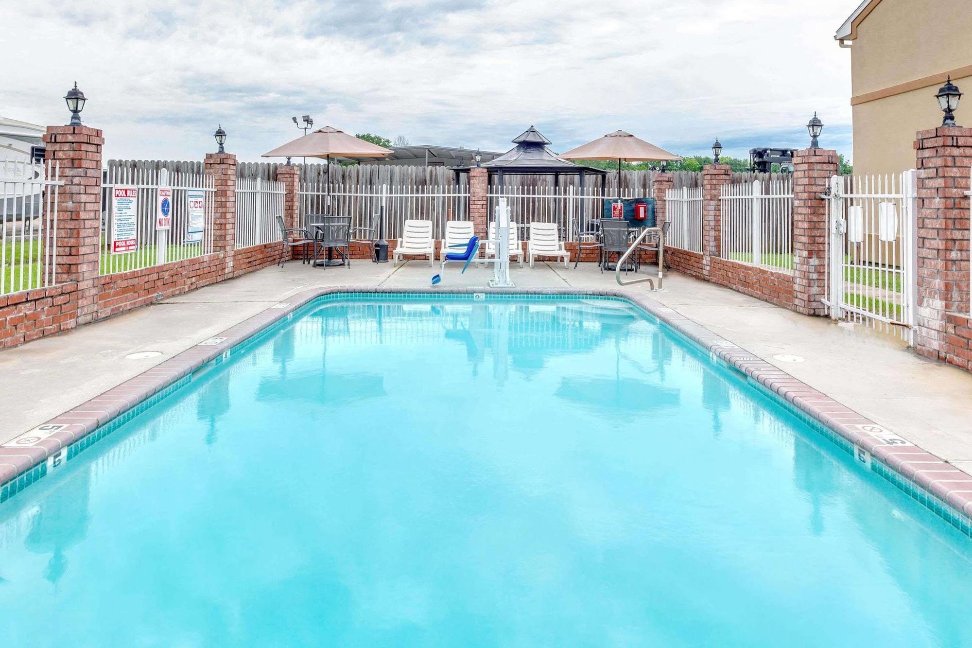 Howard Johnson By Wyndham Scott Lafayette Екстер'єр фото